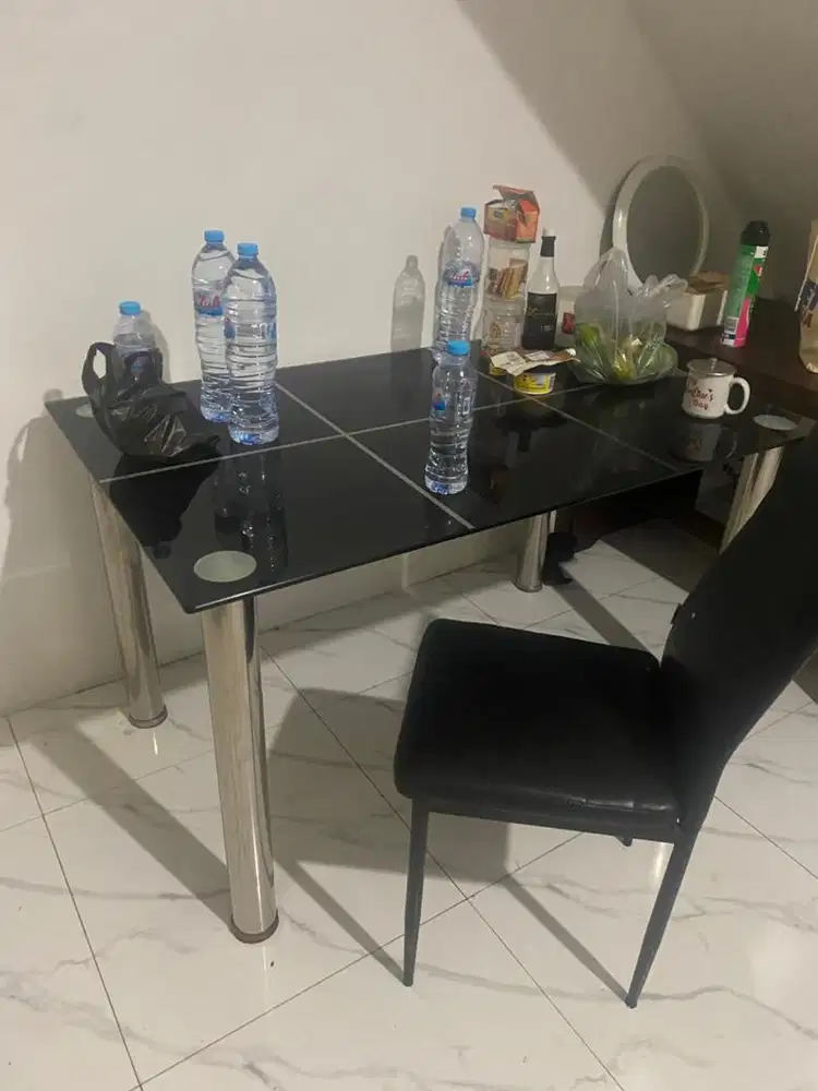 meja makan kaca hitam