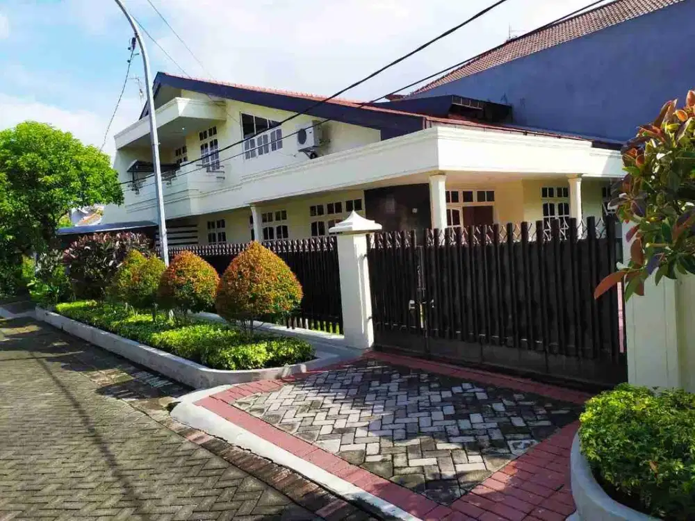 Dijual rumah second lokasi Ketintang furnish