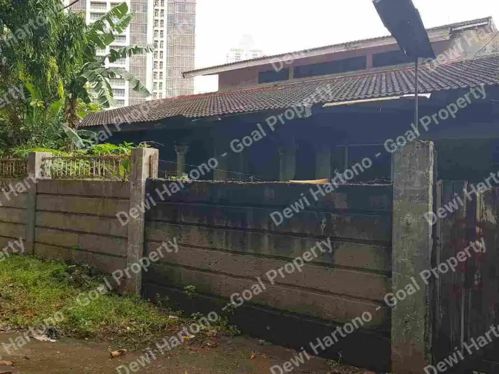 Dijual Rumah Bangunan Tua di Simprug Garden (hitung tanah saja)