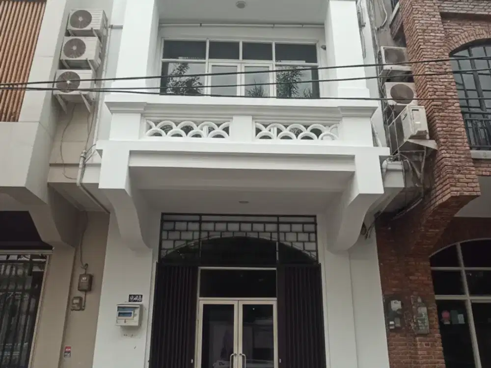 RUKO 4 LANTAI PERMATA SENAYAN HADAP JALAN SEMI FURNISHED SIAP HUNI