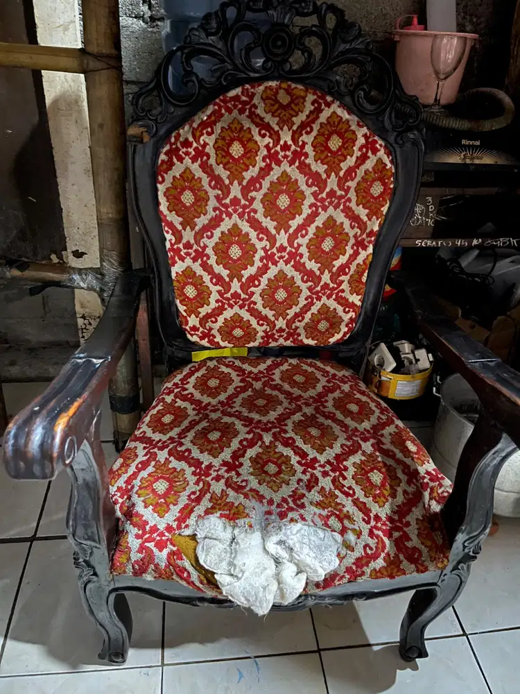 Kursi kayu minus seperti di gambar