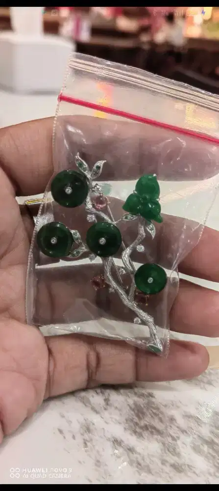 Bros berlian batu giok