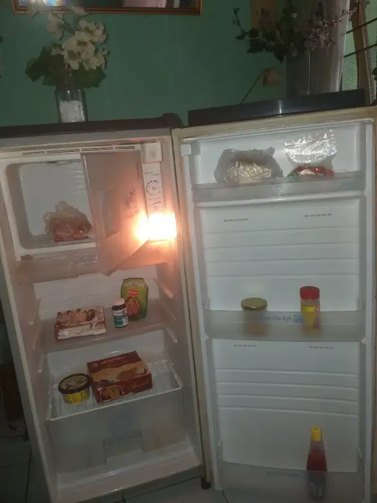 Kulkas 1 pntu sgt dngin beku lngkap free ongkir lalamove