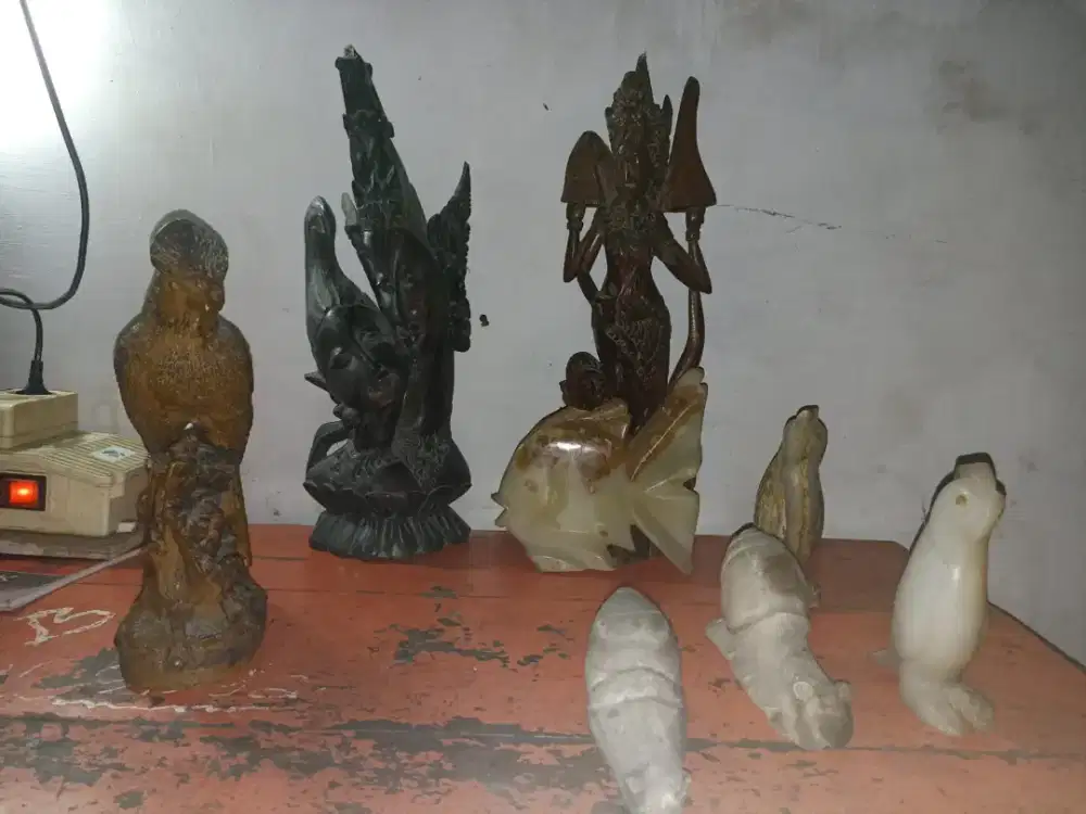 Patung ukiran kayu klasik