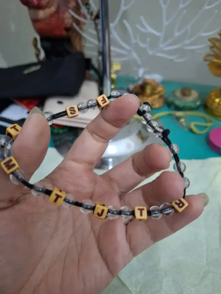 Gelang manik manik 
Dengan angka berkotak 
Limited edition 
Barang t