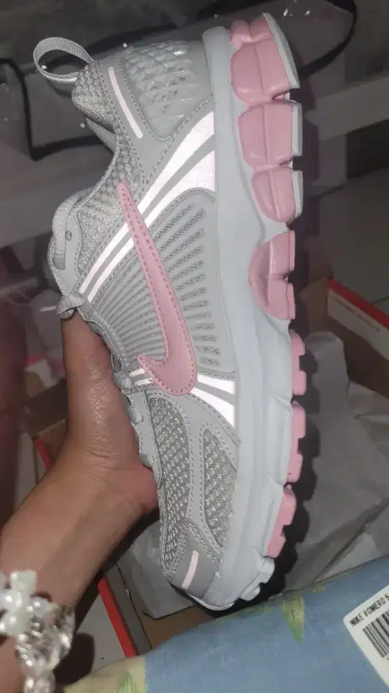 NIKE VOMERO 5 GS, LIKE NEW