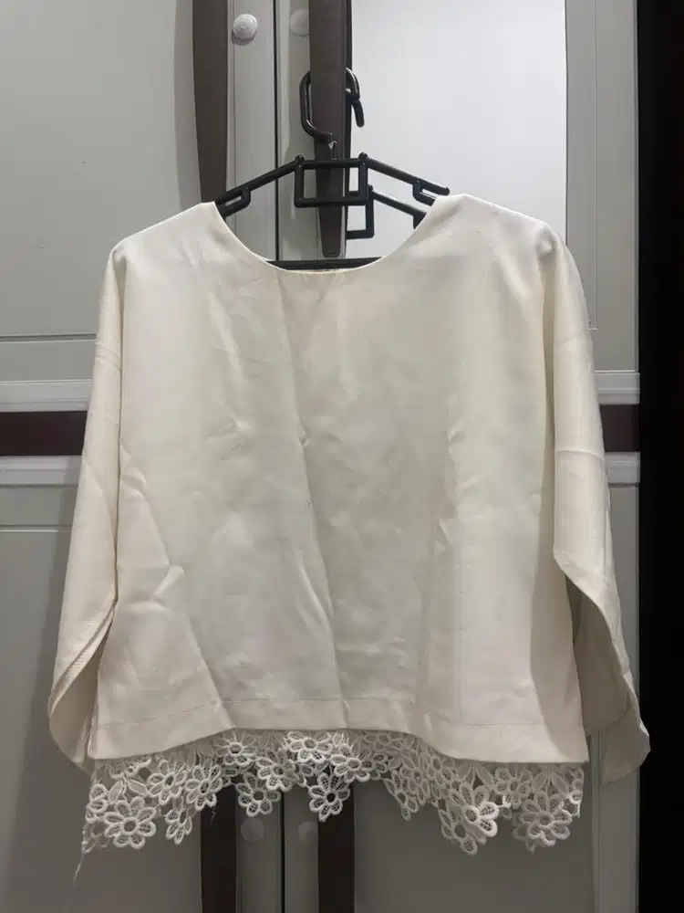 Paket A blouse putih dan skirt navy