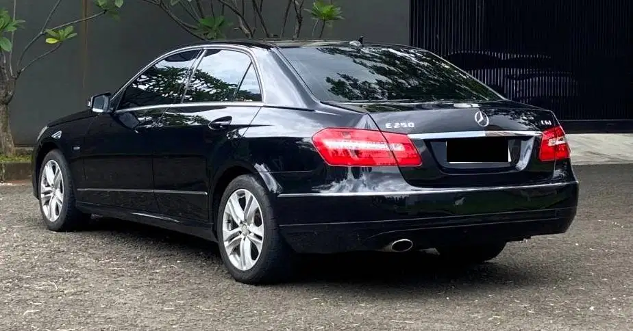 Mercedes-Benz E250 1.8 Avantgarde CGI 2010 Hitam TERAWAT SIAP PAKAI
