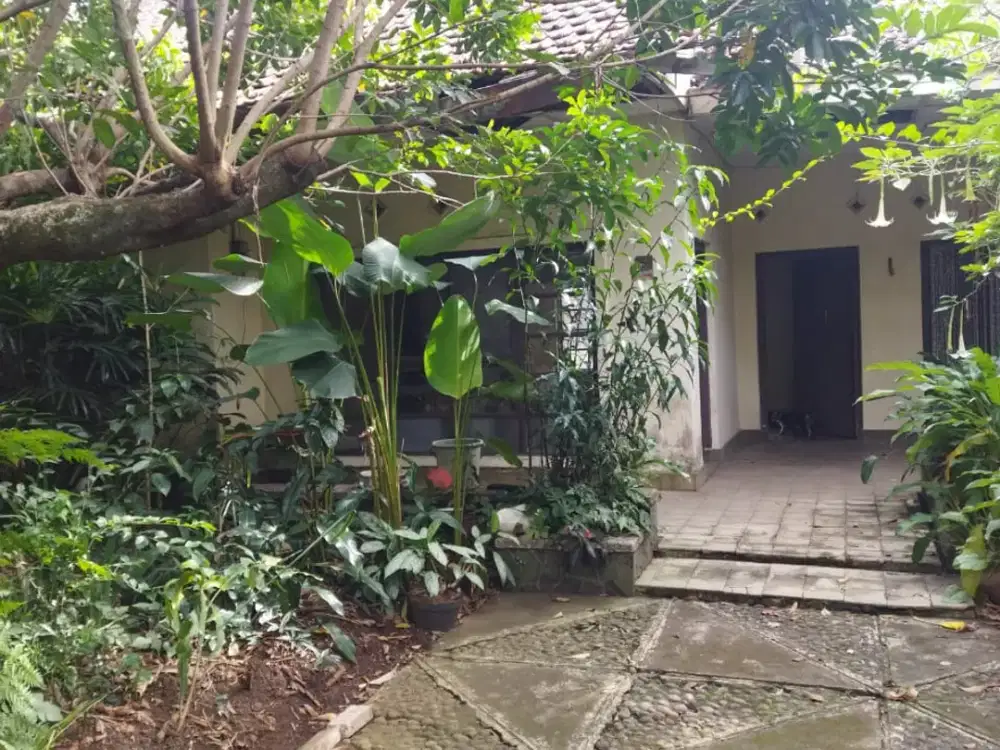 Rumah Asri Halaman Luas di Sayap Tamansari Bandung