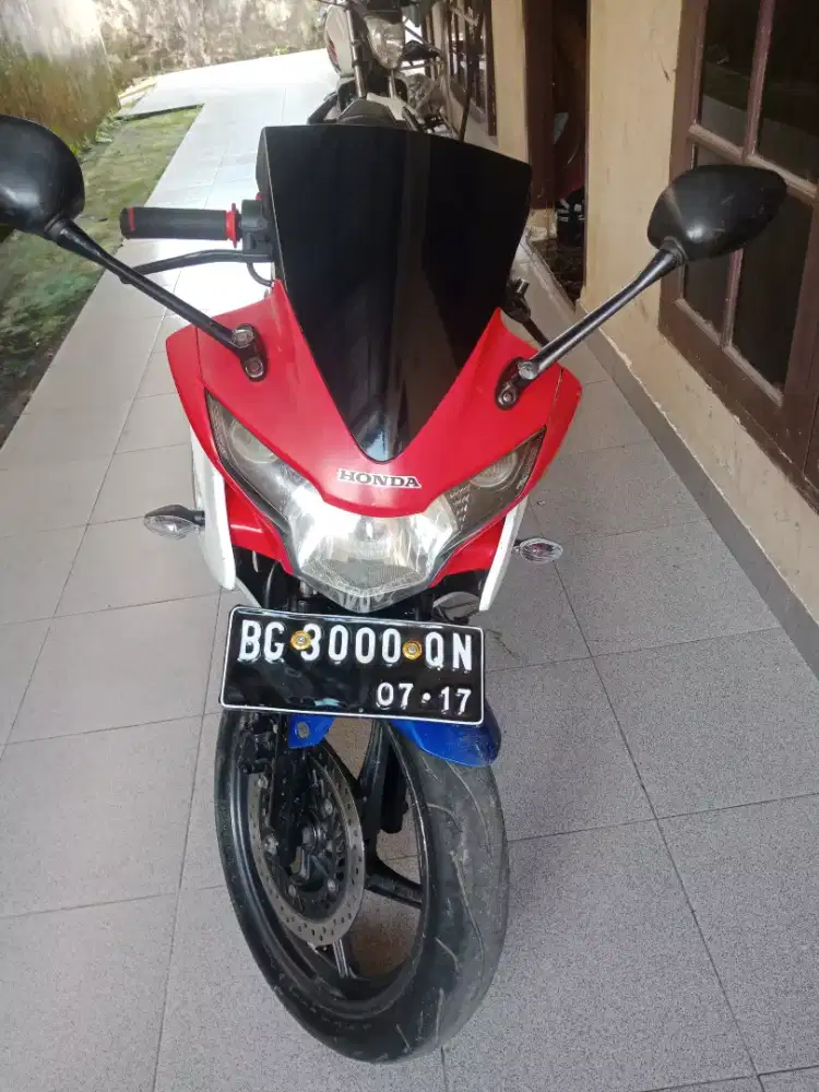 Dijual motor honda cbr 150r tahun 2012 motor siap pakai pakaian
