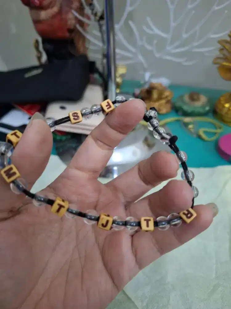 Gelang manik manik 
Dengan angka berkotak 
Limited edition 
Barang ter