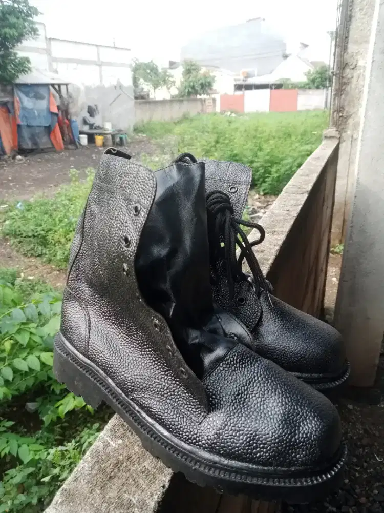 Sepatu Security