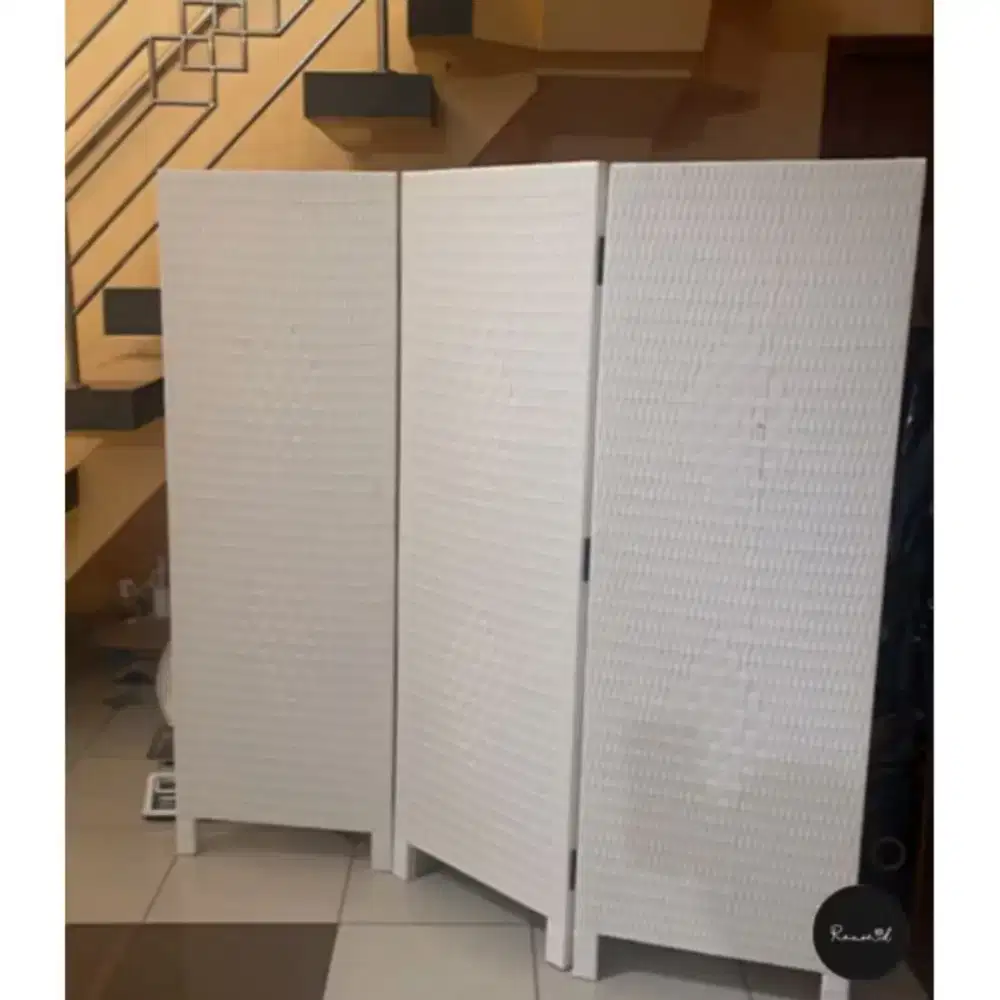 PENYEKAT RUANGAN BAHAN ROTAN