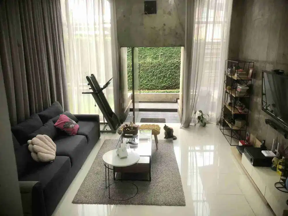 Rumah di Jakarta Selatan, Radio Dalam