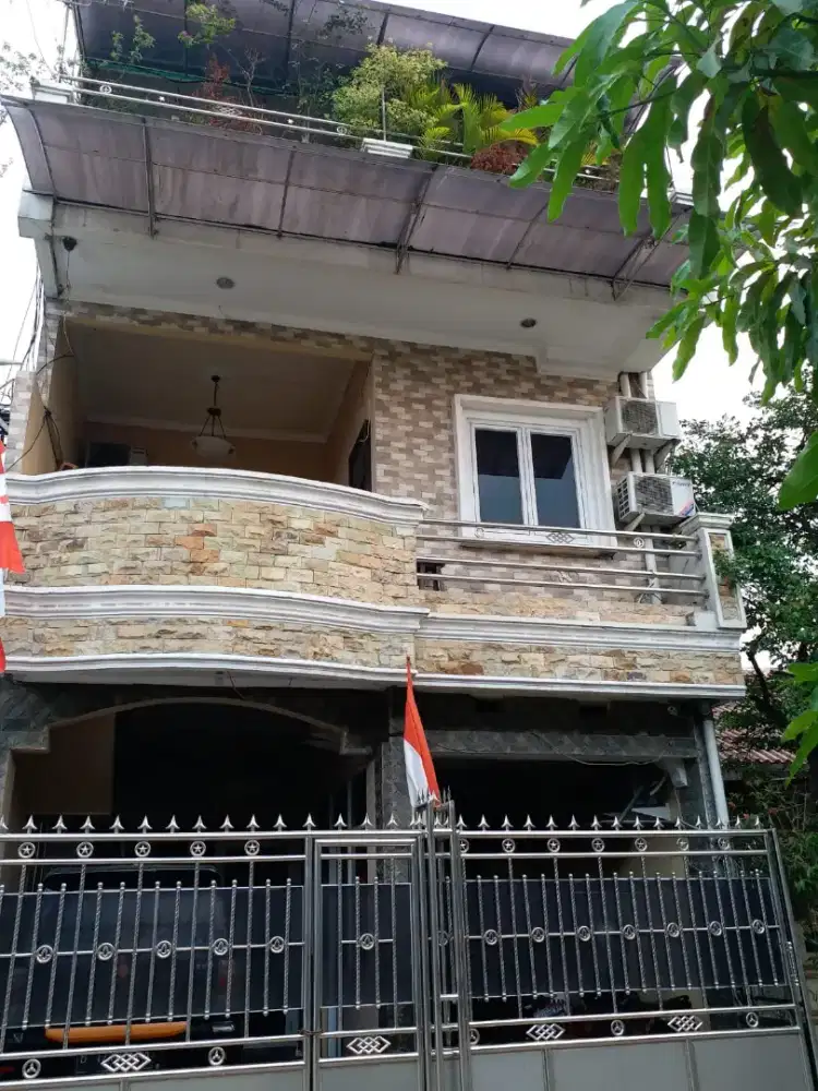 Dijual Rumah di Harapan Indah Bekasi 3lantai