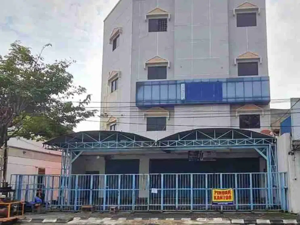 Gedung 4 Lantai Tengah Kota Solo