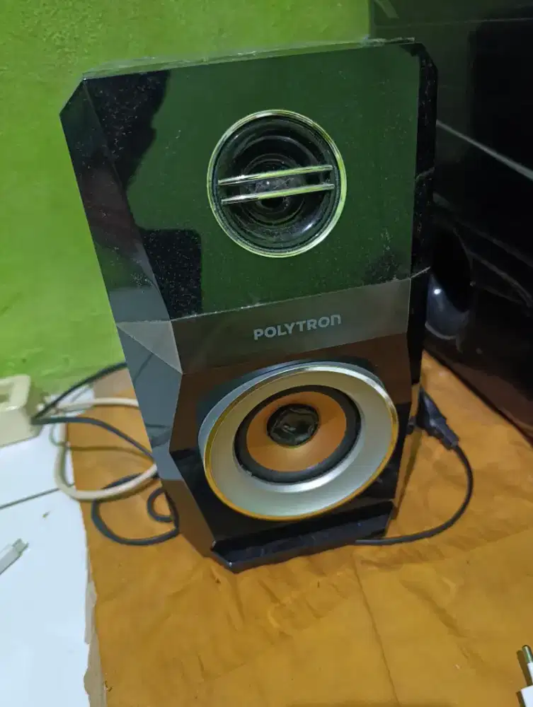Speaker merek Polytron