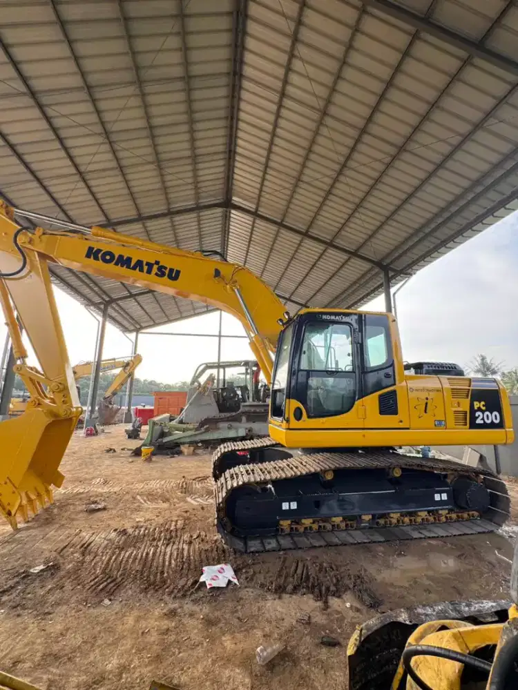 Excavator Komatsu PC 200-8 tahun 2016