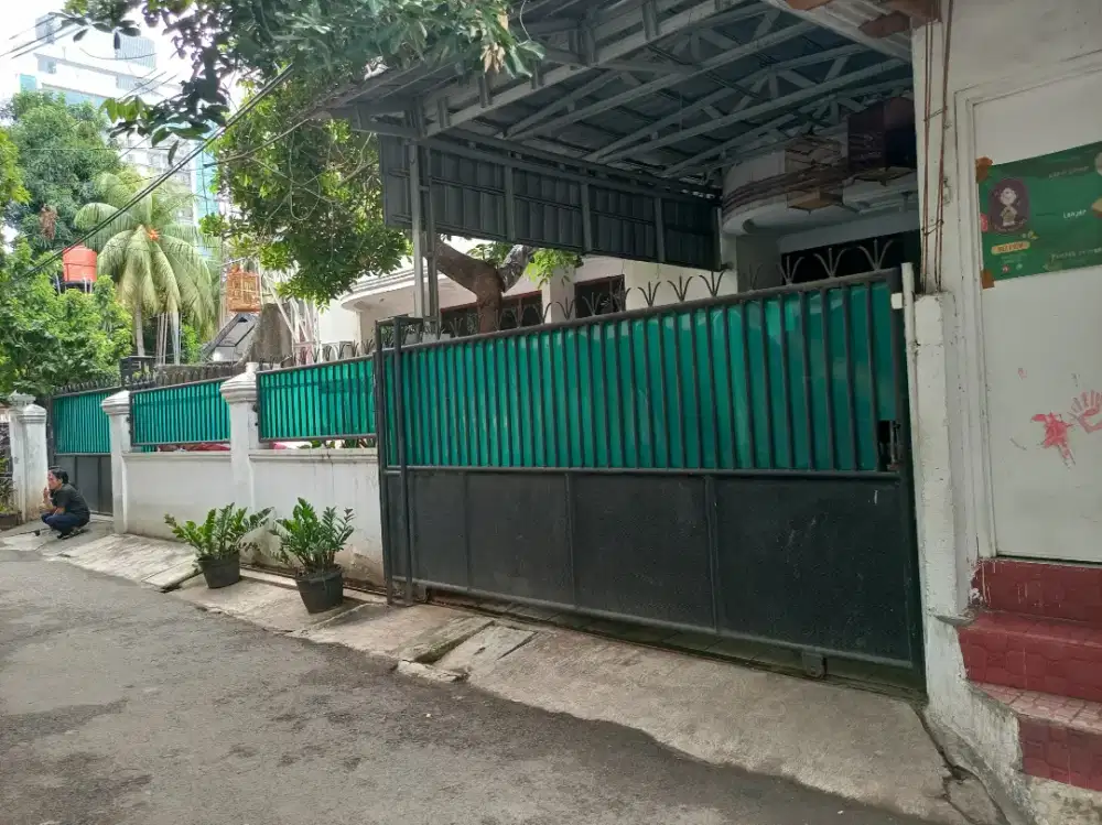 Dijual rumah 2 lantai segitiga emas