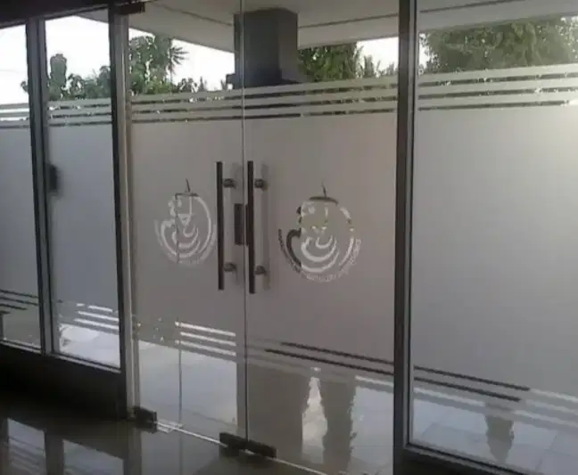 Spesialis Stiker cutting sunblast & kaca film Kantor rumah & hotel