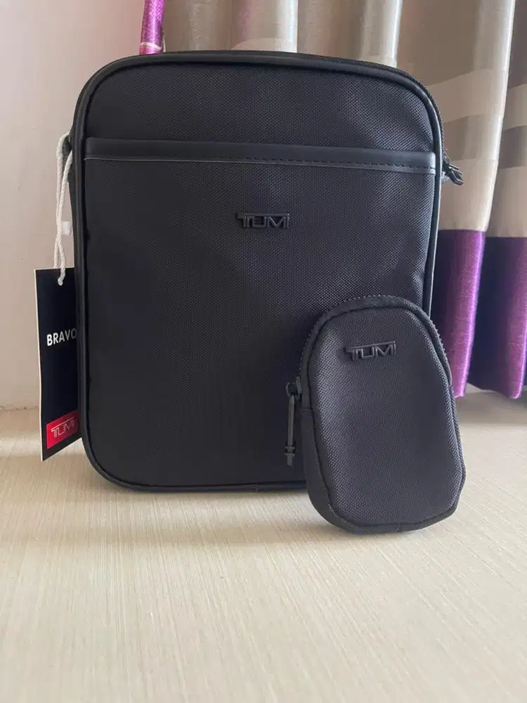 Tas pria Tumi hitam