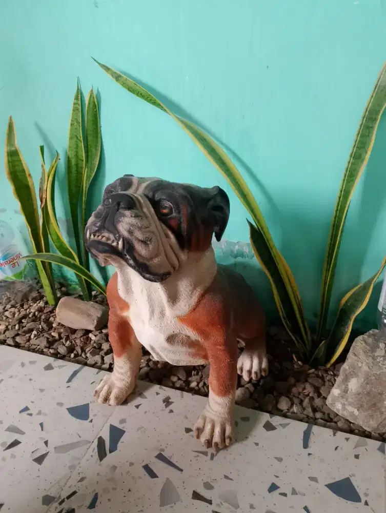 patung anjing buldog