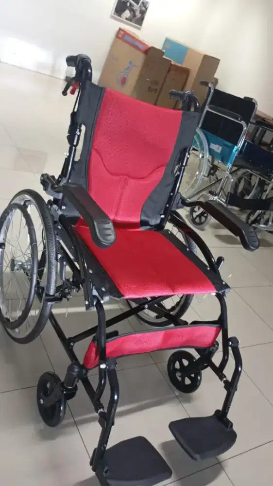 Kursi roda semi travel ringan dan ringkas