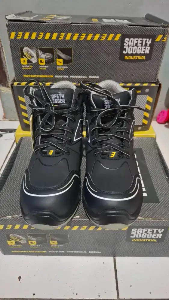 Sepatu safety jogger size 40