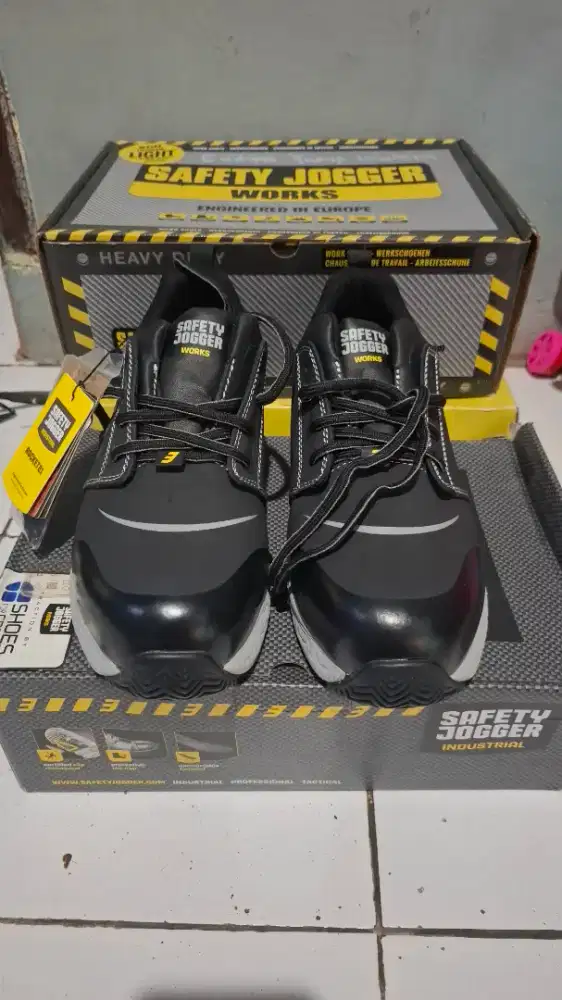 Sepatu safety jogger size 40