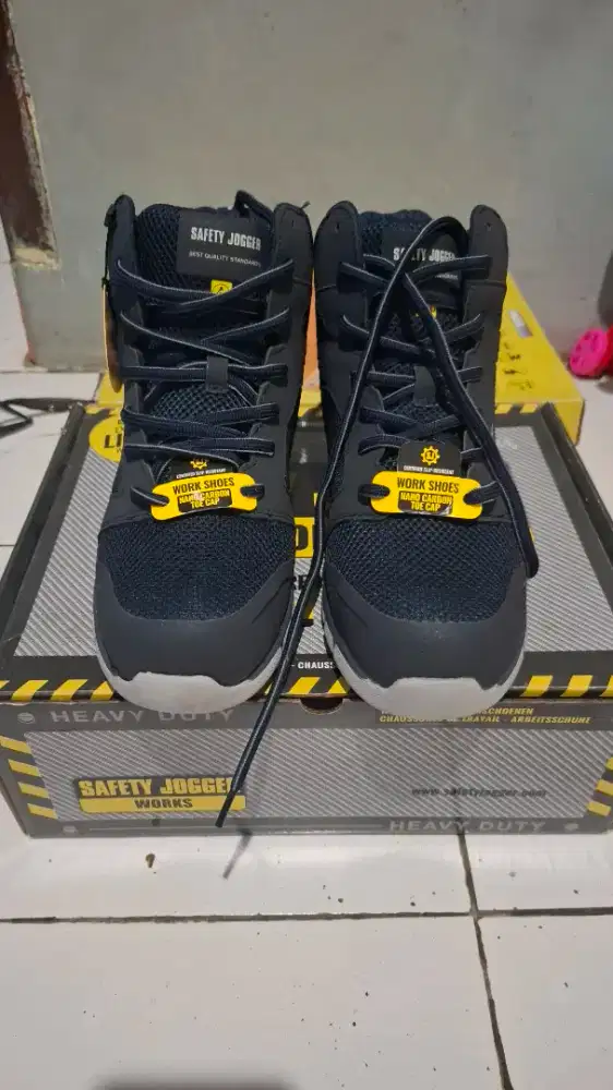 Sepatu safety jogger size 41