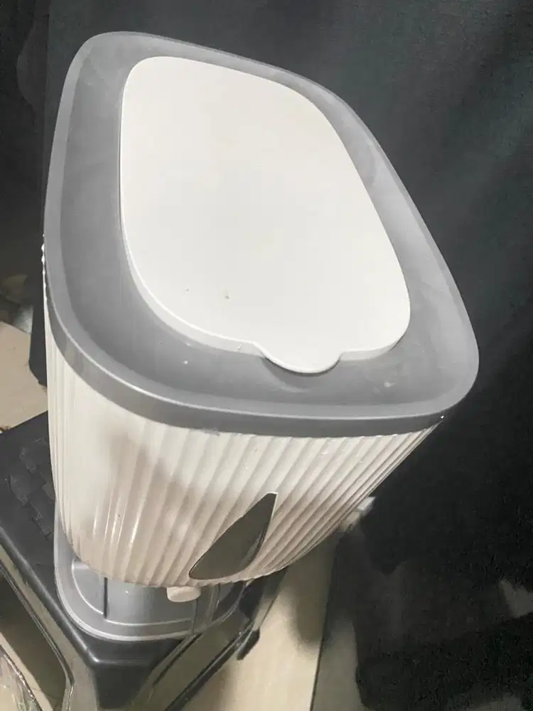 Tempat beras bisa nampung 5-7kg