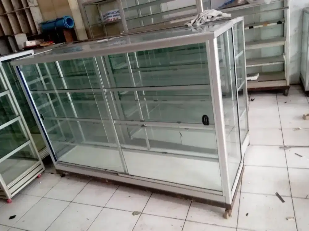 Etalase bekas 1.5 meter