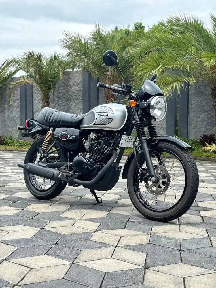 Kawasaki W175 Cafe thn 2023 Silver Metalik Odo 4rb Like New Koko Motor