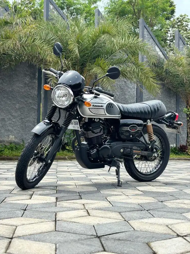 Kawasaki W175 Cafe thn 2023 Silver Odo 4rb Like New Koko Motor