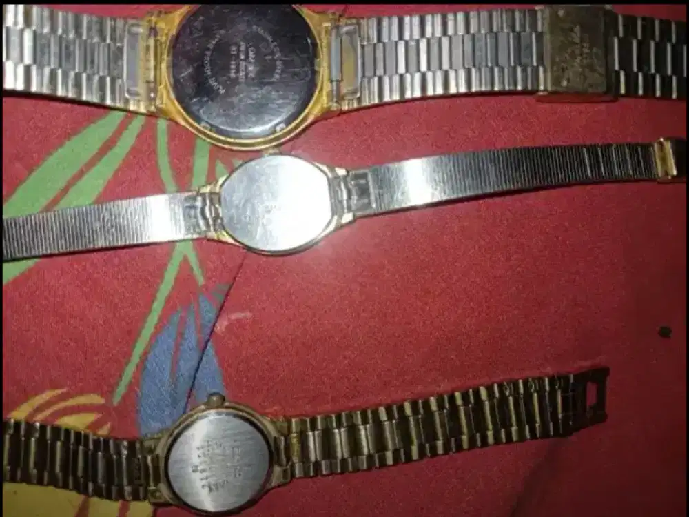 Jam tangan emas