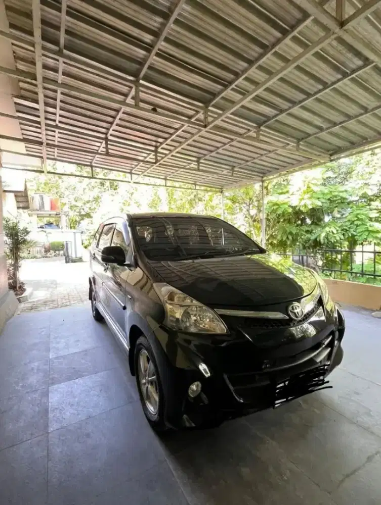 Mobil Avanza 1.5 Veloz Warna Hitam 2015