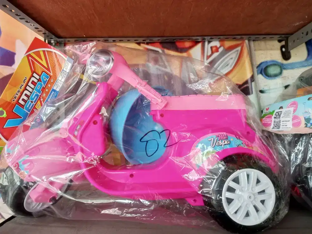 Mainan Anak Vespa Naik Helm