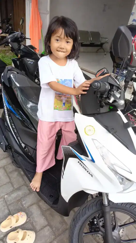 Beat Versi 5 th. 2024 hitam putih pemakaian sehari-hari