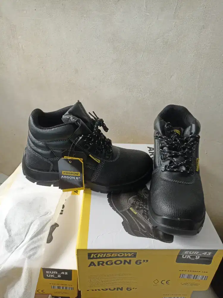 Sepatu safety masih baru