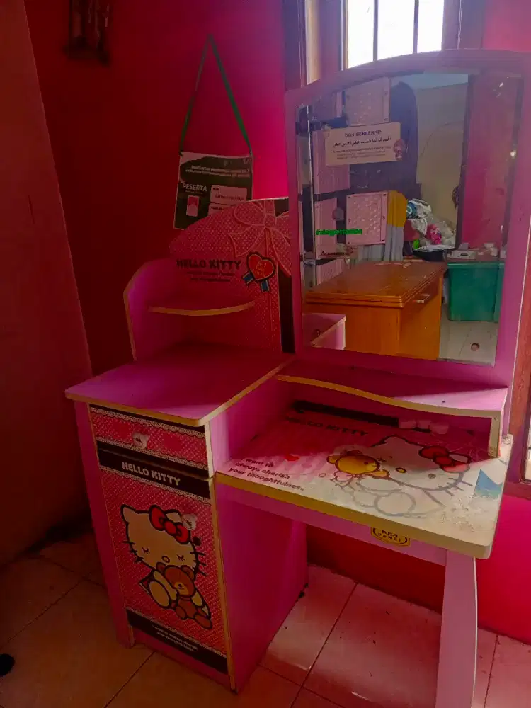 Meja rias hello kity