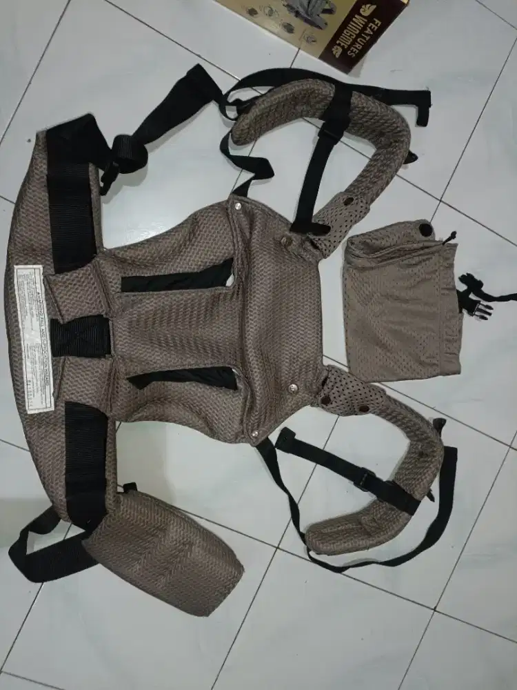 Gendongan cuddle me wingme carrier warna taupe