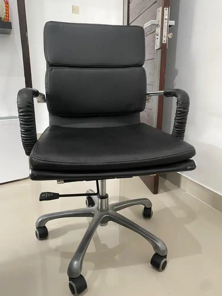 Kursi kantor loweback berbahan kulit
