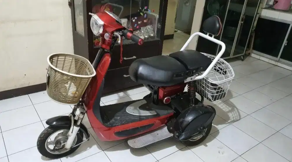 SELIS ROBIN SEPEDA LISTRIK RODA TIGA MASIH MULUS Murah