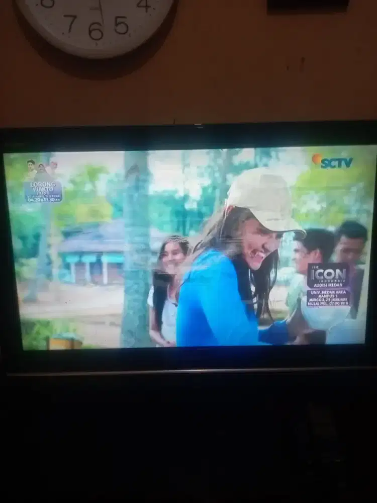 Jual aja TV LED 32 inch merk Sharp Aquos plus stb Remot dan antenaluar