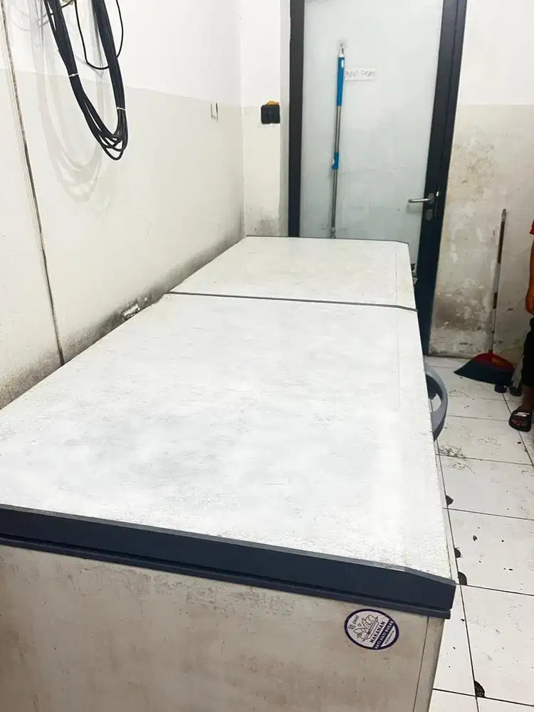 Freezer GEA kapasitas 1.050 L Bekas Cafe