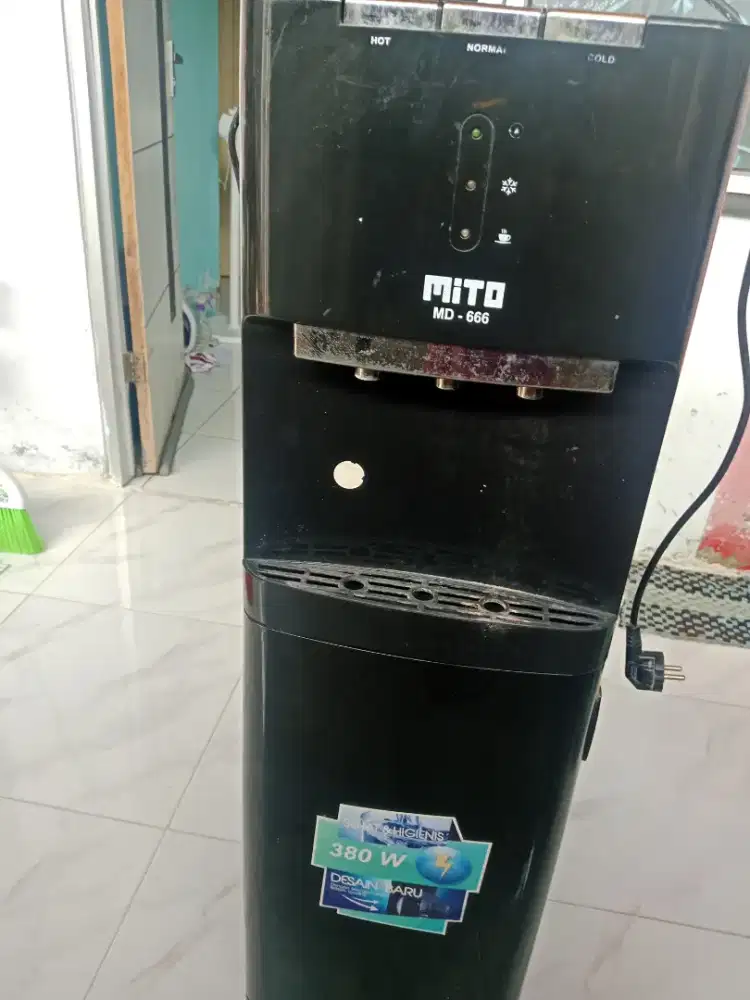 Dispenser Mito hitam