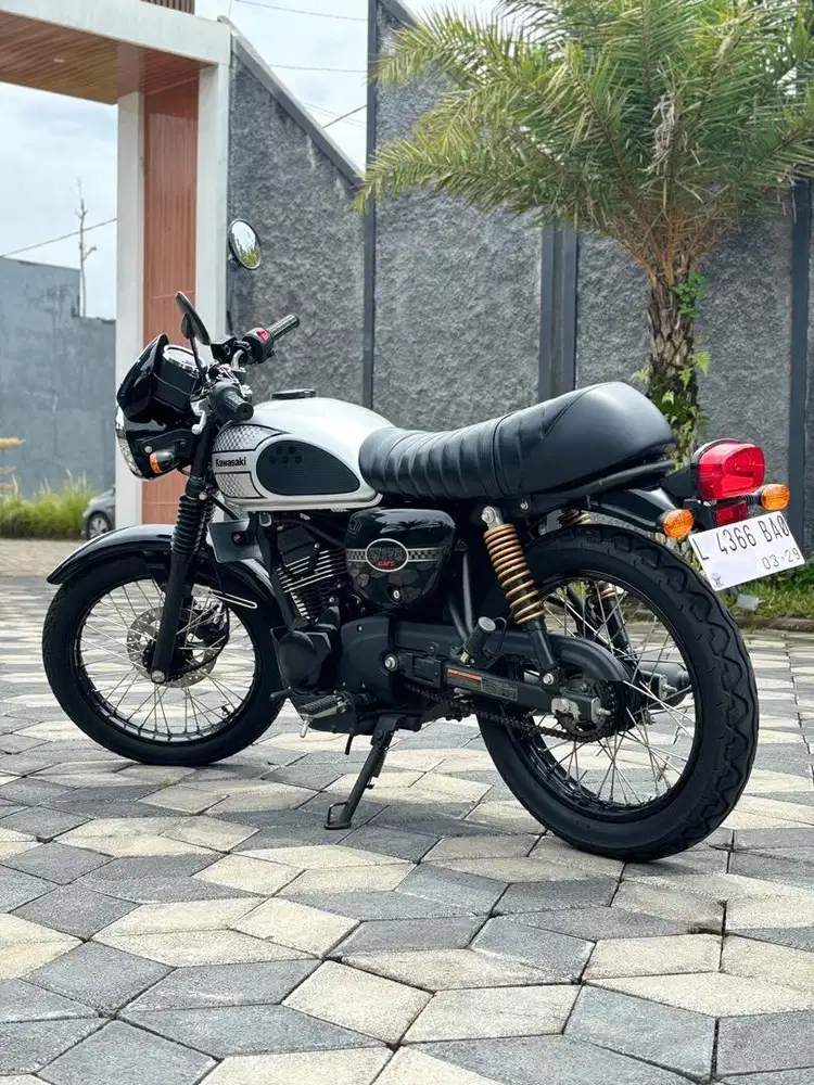 Kawasaki W175 Cafe thn 2023 Silver Odo 4rb Like New Koko Motor