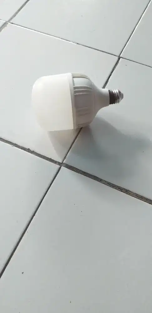 Lampu lcd warna putih