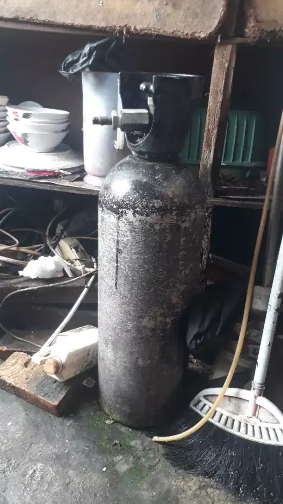 Tabung oksigen tinggal isi ulang