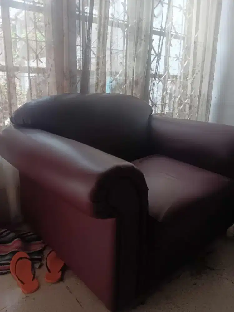 Sofa Besar Merah Satu Seater